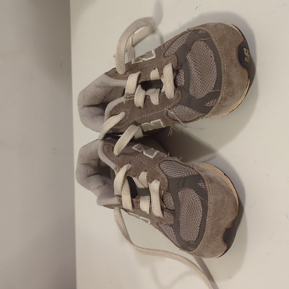 Kids new balance size 9.5 sneakers 990 - Picture 4 of 4